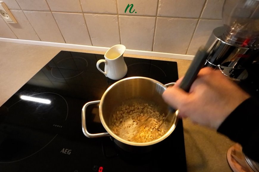 Put the oatmeal in a pot