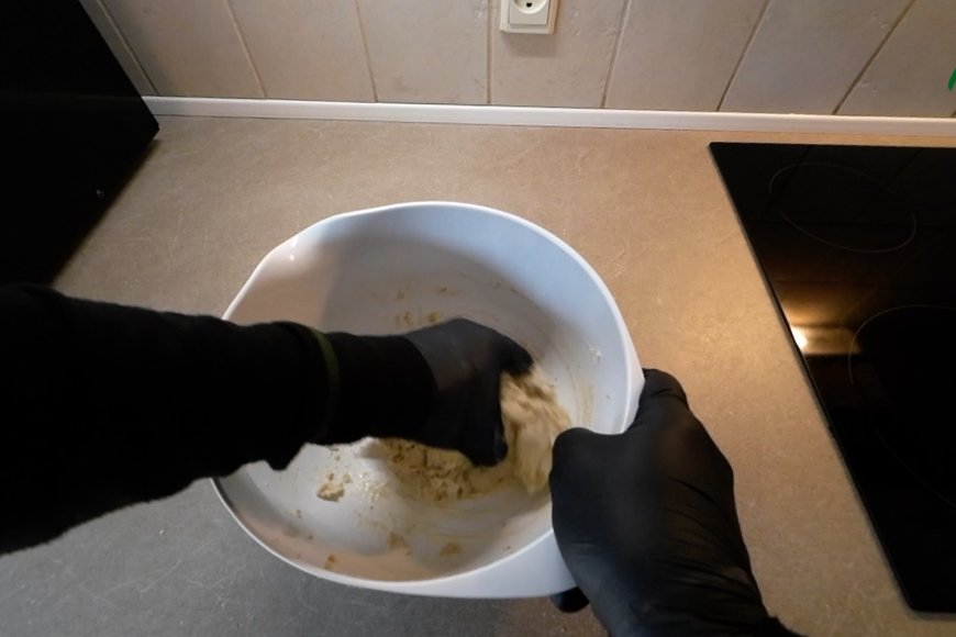 Mix the dough for 2 min. 