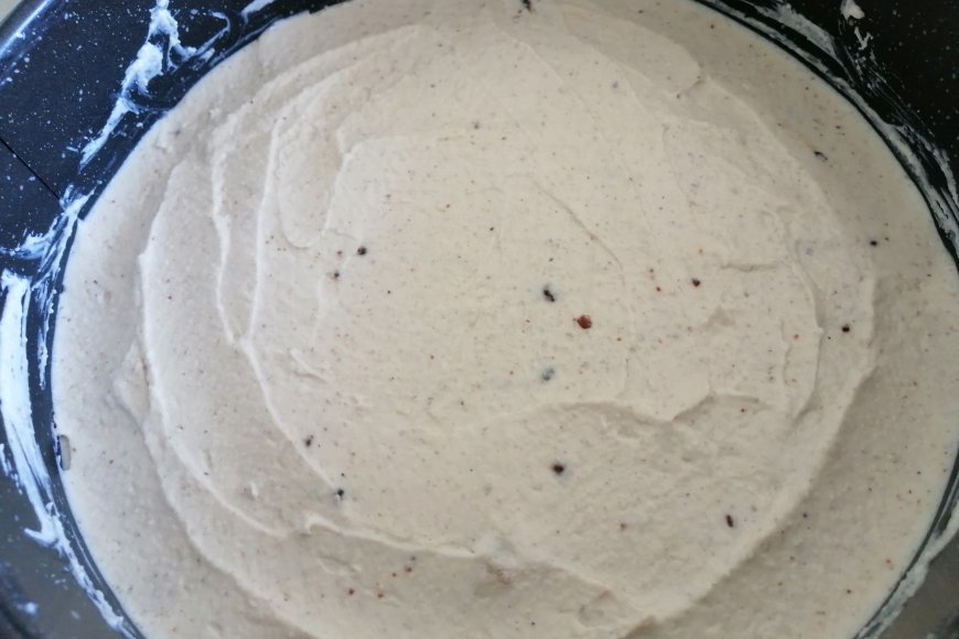 Spread the cake filling