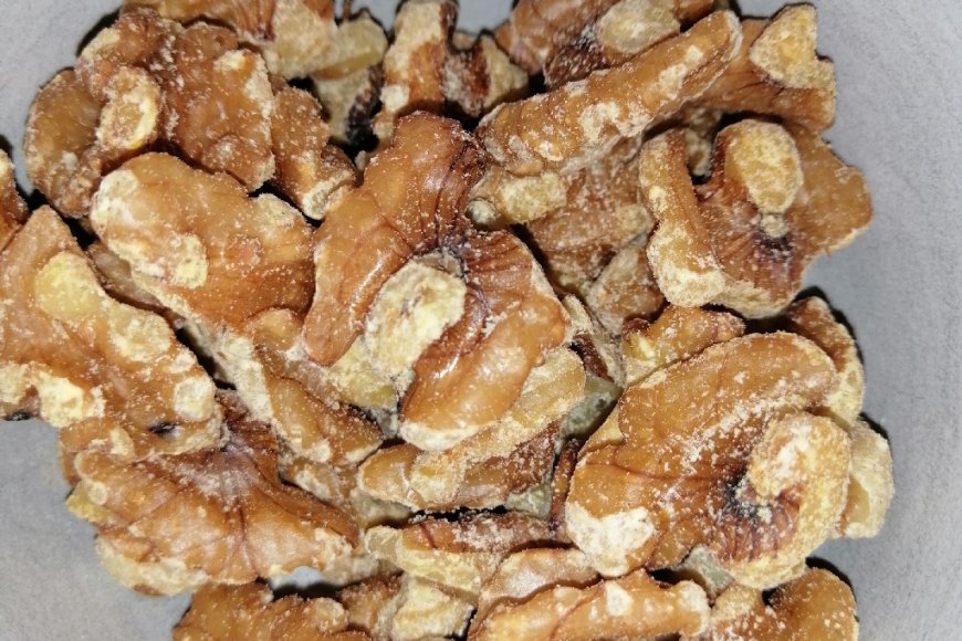 Chop the walnuts