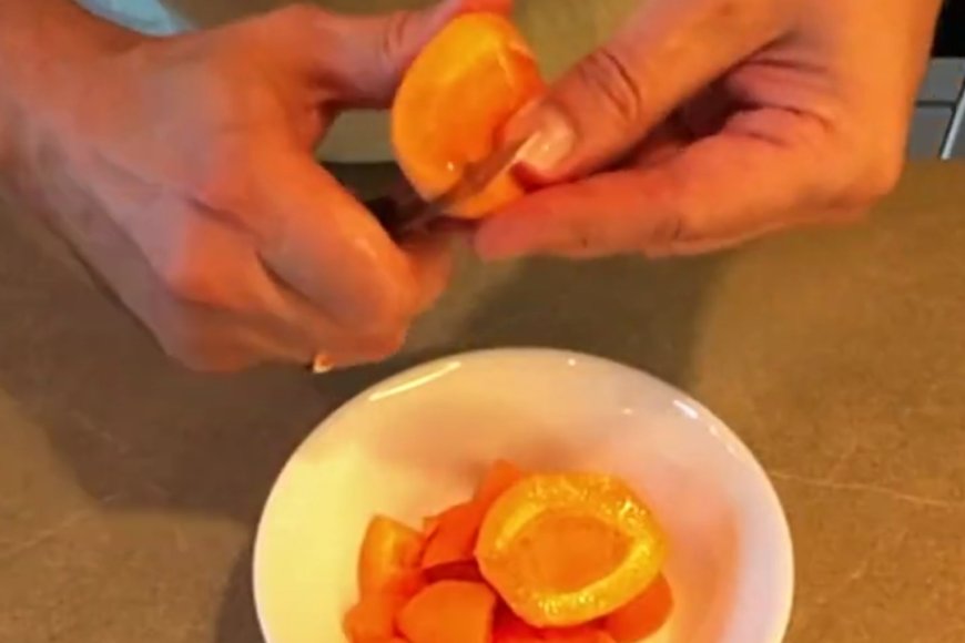 Remove the pit and cut into 8 pieces each
