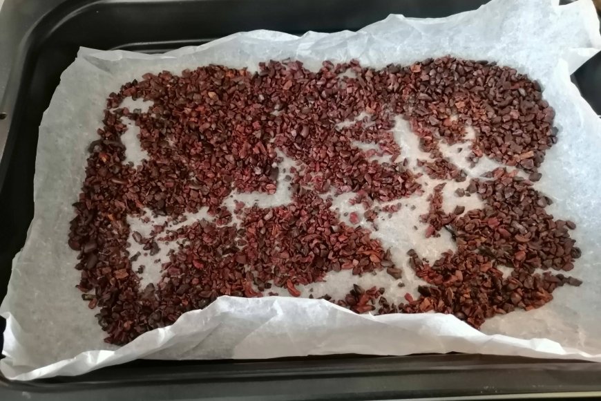 Roast the cacao nibs