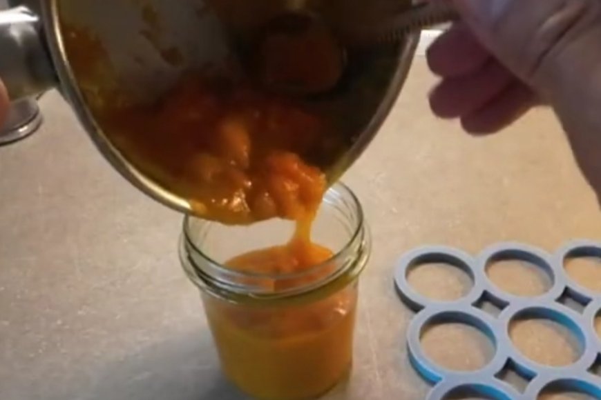 Pour into glas jar