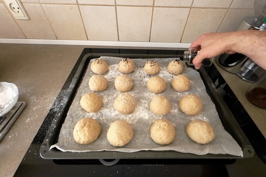 Sprinkle the buns