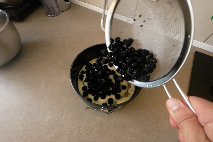 Blackberries to crumble cream