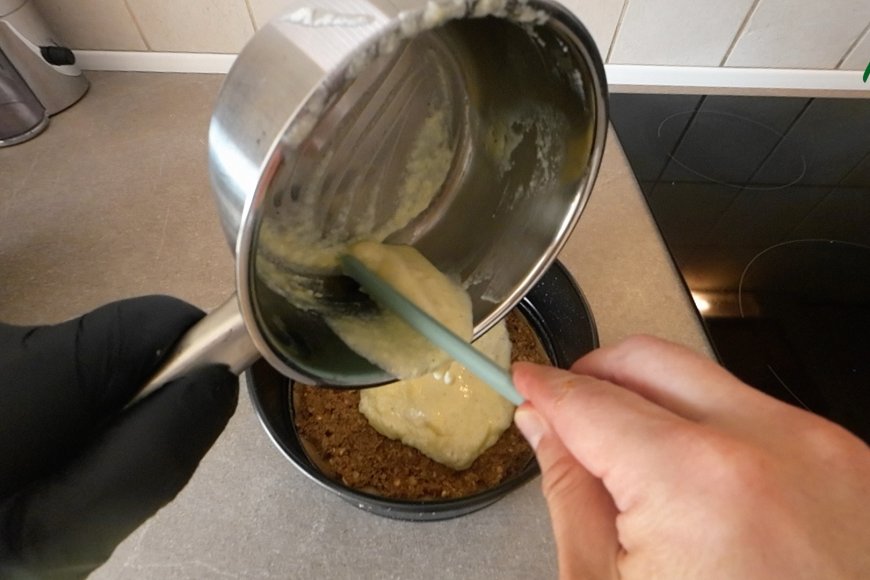 Cake-cream to crumble base